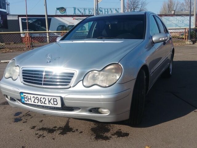 Серый Мерседес 200, объемом двигателя 2 л и пробегом 250 тыс. км за 3800 $, фото 2 на Automoto.ua