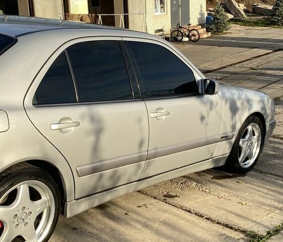 Сірий Мерседес 200, об'ємом двигуна 2 л та пробігом 440 тис. км за 5200 $, фото 2 на Automoto.ua