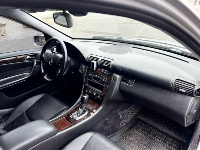 Сірий Мерседес 200, об'ємом двигуна 2 л та пробігом 200 тис. км за 3800 $, фото 19 на Automoto.ua