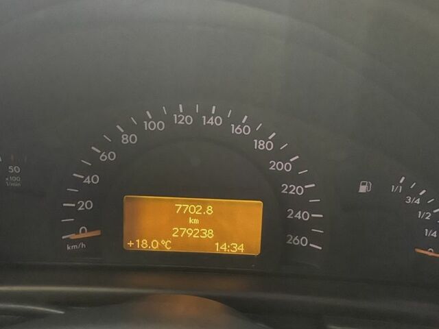 Серый Мерседес 200, объемом двигателя 2.1 л и пробегом 279 тыс. км за 4600 $, фото 4 на Automoto.ua