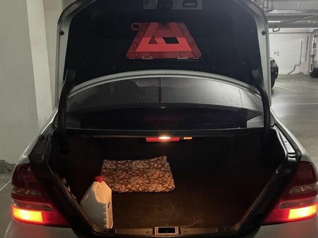 Серый Мерседес 200, объемом двигателя 2.1 л и пробегом 279 тыс. км за 4600 $, фото 5 на Automoto.ua