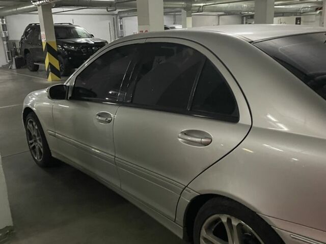 Серый Мерседес 200, объемом двигателя 2.1 л и пробегом 279 тыс. км за 4600 $, фото 3 на Automoto.ua