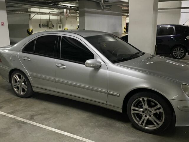 Серый Мерседес 200, объемом двигателя 2.1 л и пробегом 279 тыс. км за 4600 $, фото 1 на Automoto.ua