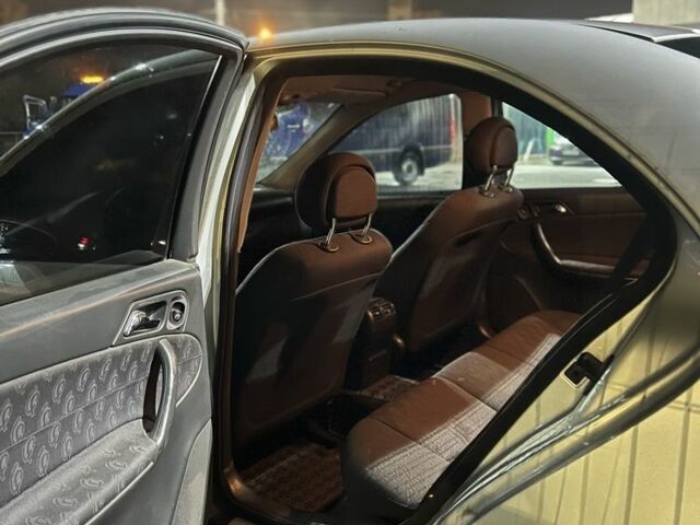 Сірий Мерседес 200, об'ємом двигуна 2.2 л та пробігом 320 тис. км за 2100 $, фото 4 на Automoto.ua