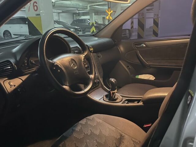 Серый Мерседес 200, объемом двигателя 2.1 л и пробегом 279 тыс. км за 4600 $, фото 6 на Automoto.ua