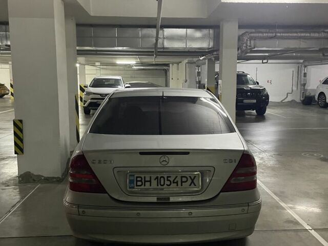 Серый Мерседес 200, объемом двигателя 2.1 л и пробегом 279 тыс. км за 4600 $, фото 2 на Automoto.ua