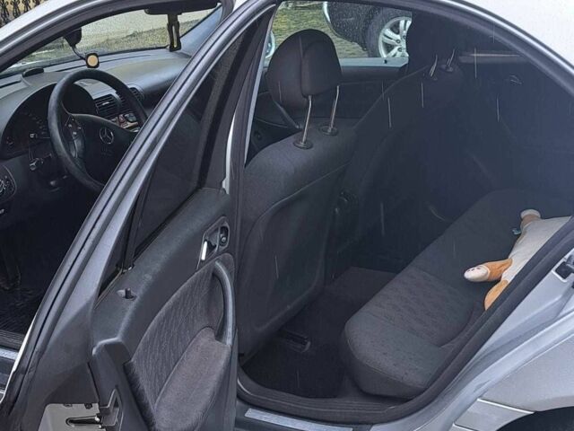 Сірий Мерседес 200, об'ємом двигуна 2.1 л та пробігом 340 тис. км за 4600 $, фото 4 на Automoto.ua