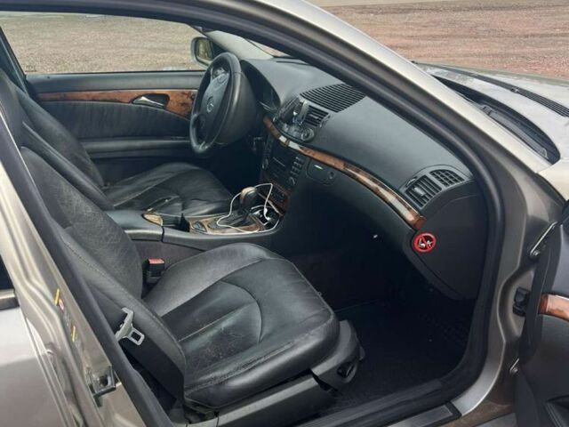 Серый Мерседес 200, объемом двигателя 2 л и пробегом 357 тыс. км за 4600 $, фото 7 на Automoto.ua