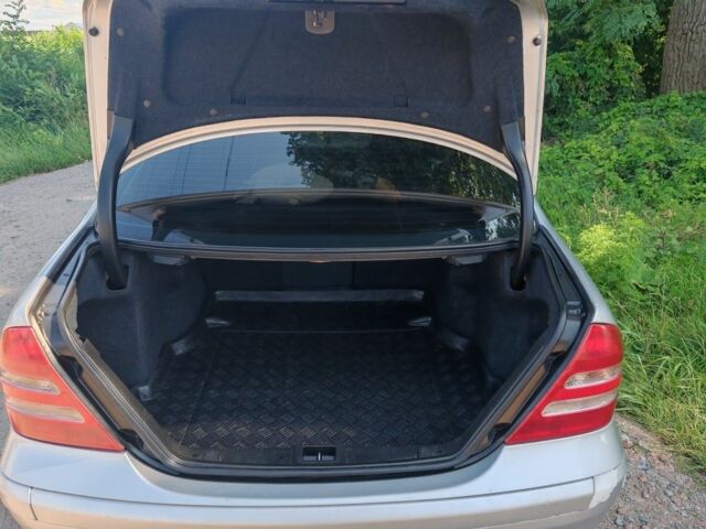 Серый Мерседес 200, объемом двигателя 1.8 л и пробегом 363 тыс. км за 3700 $, фото 3 на Automoto.ua