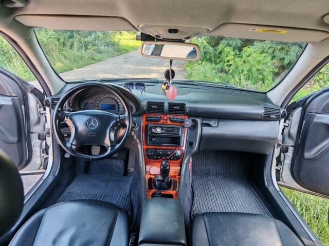 Серый Мерседес 200, объемом двигателя 1.8 л и пробегом 363 тыс. км за 3700 $, фото 4 на Automoto.ua