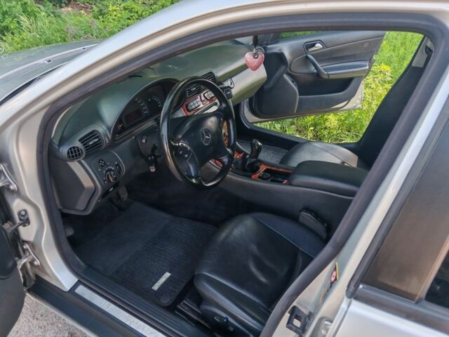 Серый Мерседес 200, объемом двигателя 1.8 л и пробегом 363 тыс. км за 3700 $, фото 9 на Automoto.ua