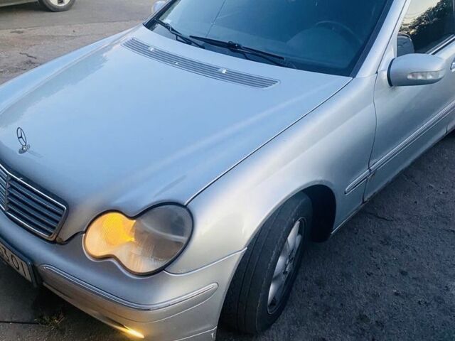 Сірий Мерседес 200, об'ємом двигуна 2 л та пробігом 100 тис. км за 2500 $, фото 1 на Automoto.ua