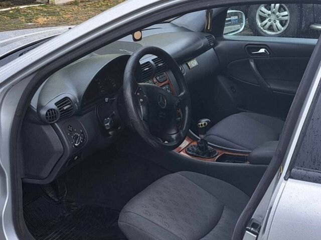 Сірий Мерседес 200, об'ємом двигуна 2.1 л та пробігом 340 тис. км за 4600 $, фото 5 на Automoto.ua