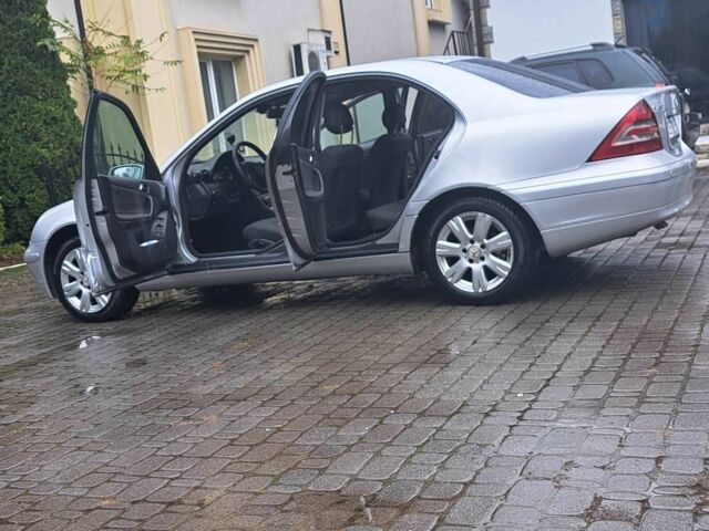 Сірий Мерседес 200, об'ємом двигуна 2.1 л та пробігом 340 тис. км за 4600 $, фото 13 на Automoto.ua