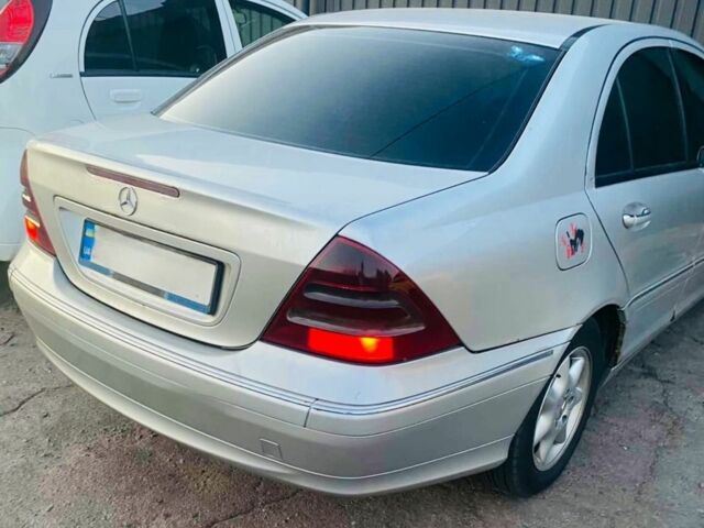 Сірий Мерседес 200, об'ємом двигуна 2 л та пробігом 100 тис. км за 2500 $, фото 3 на Automoto.ua