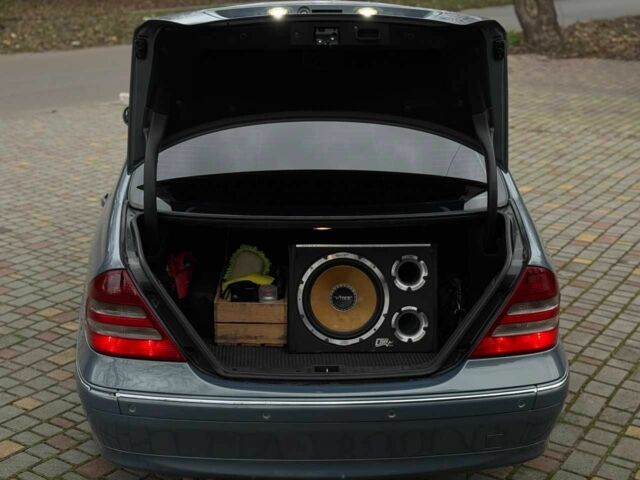 Серый Мерседес 200, объемом двигателя 2.2 л и пробегом 260 тыс. км за 8500 $, фото 11 на Automoto.ua