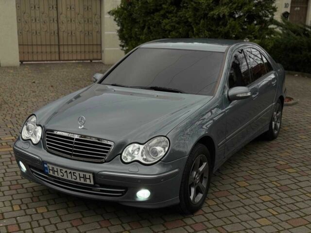 Серый Мерседес 200, объемом двигателя 2.2 л и пробегом 260 тыс. км за 8500 $, фото 2 на Automoto.ua