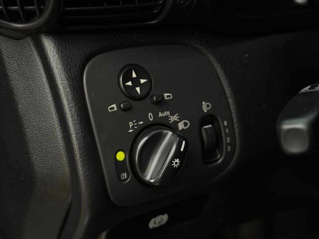 Серый Мерседес 200, объемом двигателя 2.2 л и пробегом 260 тыс. км за 8500 $, фото 19 на Automoto.ua