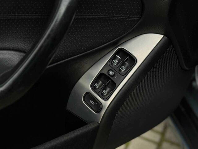 Серый Мерседес 200, объемом двигателя 2.2 л и пробегом 260 тыс. км за 8500 $, фото 18 на Automoto.ua