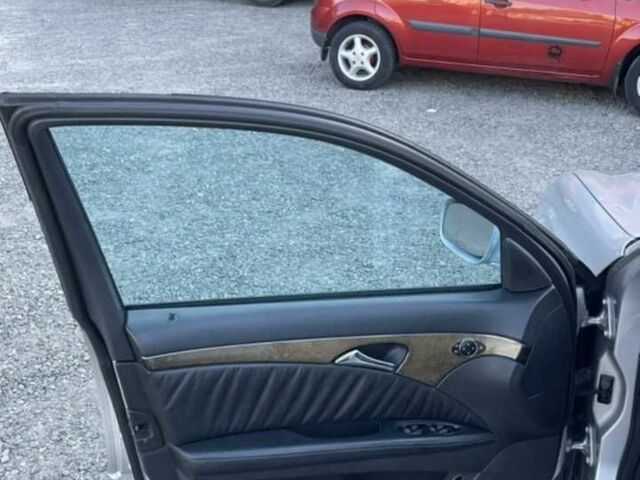 Серый Мерседес 200, объемом двигателя 2.1 л и пробегом 345 тыс. км за 9500 $, фото 12 на Automoto.ua