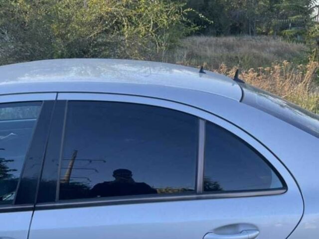 Серый Мерседес 200, объемом двигателя 2.1 л и пробегом 345 тыс. км за 9500 $, фото 8 на Automoto.ua