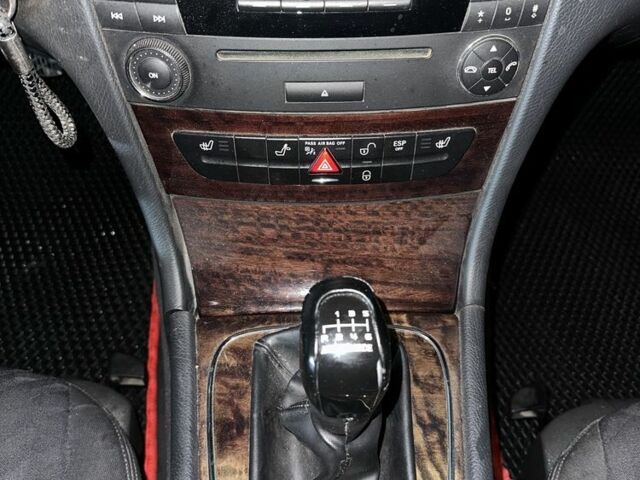 Серый Мерседес 200, объемом двигателя 1.8 л и пробегом 373 тыс. км за 2950 $, фото 12 на Automoto.ua