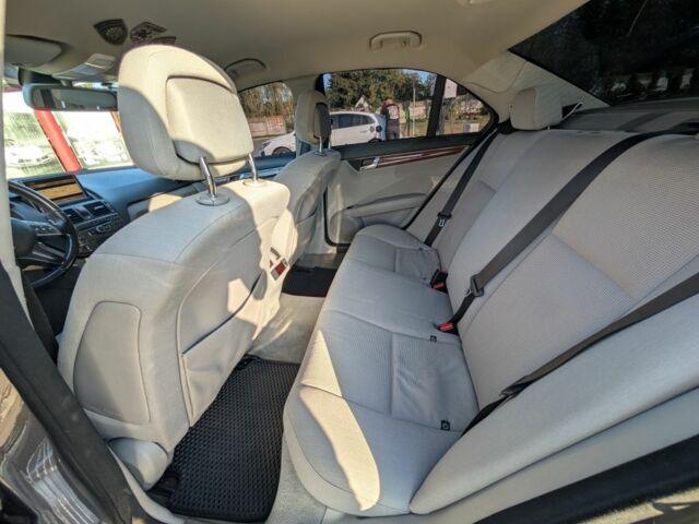 Серый Мерседес 200, объемом двигателя 2.1 л и пробегом 311 тыс. км за 9000 $, фото 11 на Automoto.ua