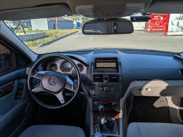 Серый Мерседес 200, объемом двигателя 2.1 л и пробегом 311 тыс. км за 9000 $, фото 9 на Automoto.ua