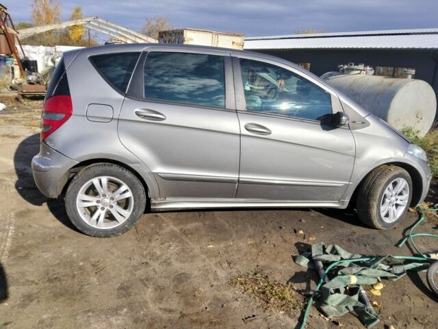 Серый Мерседес 200, объемом двигателя 2 л и пробегом 155 тыс. км за 2800 $, фото 3 на Automoto.ua