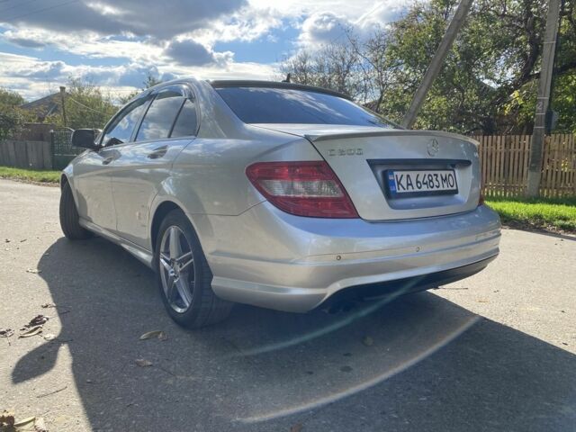 Сірий Мерседес 200, об'ємом двигуна 2.1 л та пробігом 320 тис. км за 9000 $, фото 1 на Automoto.ua