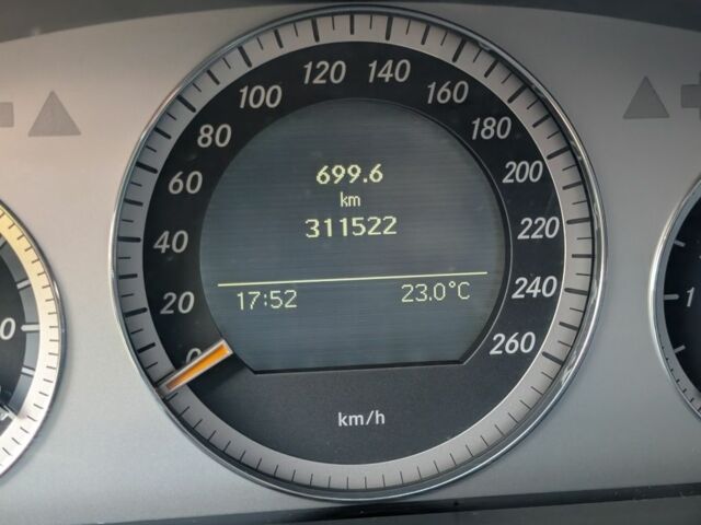 Серый Мерседес 200, объемом двигателя 2.1 л и пробегом 311 тыс. км за 9000 $, фото 13 на Automoto.ua