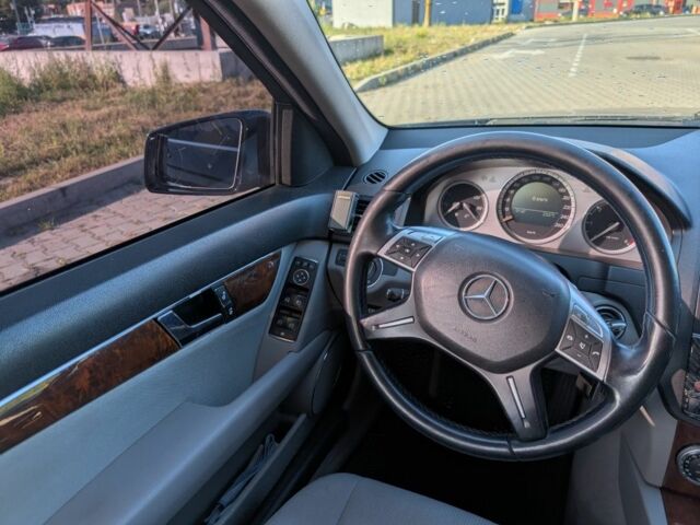 Серый Мерседес 200, объемом двигателя 2.1 л и пробегом 311 тыс. км за 9000 $, фото 10 на Automoto.ua