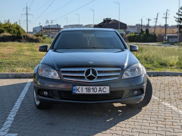 Серый Мерседес 200, объемом двигателя 2.1 л и пробегом 311 тыс. км за 9000 $, фото 1 на Automoto.ua