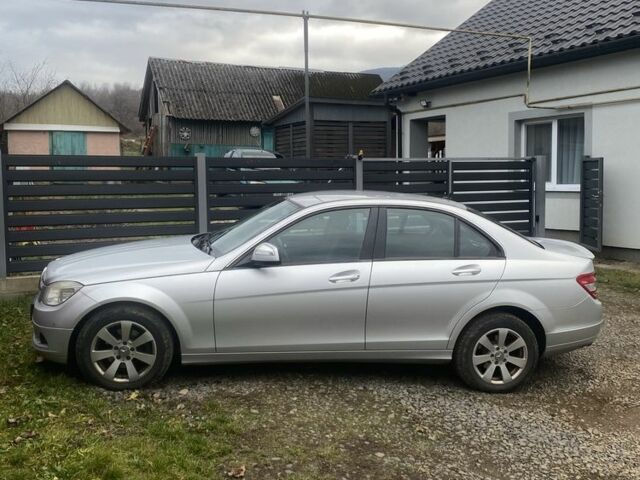 Серый Мерседес 200, объемом двигателя 2.1 л и пробегом 300 тыс. км за 8743 $, фото 3 на Automoto.ua