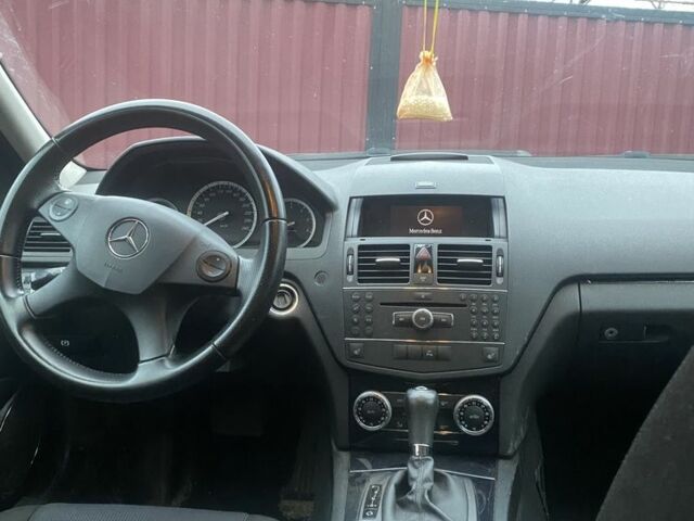 Серый Мерседес 200, объемом двигателя 2.1 л и пробегом 300 тыс. км за 8743 $, фото 4 на Automoto.ua