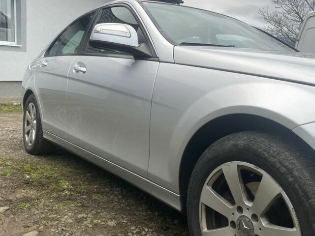 Серый Мерседес 200, объемом двигателя 2.1 л и пробегом 300 тыс. км за 8743 $, фото 2 на Automoto.ua