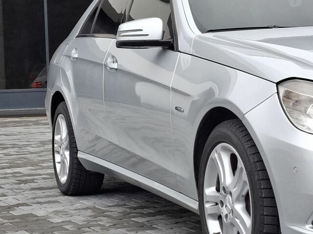 Серый Мерседес 200, объемом двигателя 2.1 л и пробегом 280 тыс. км за 10700 $, фото 1 на Automoto.ua