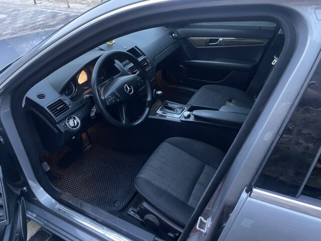 Серый Мерседес 200, объемом двигателя 2.1 л и пробегом 240 тыс. км за 9000 $, фото 1 на Automoto.ua