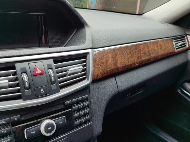 Сірий Мерседес 200, об'ємом двигуна 2.1 л та пробігом 383 тис. км за 9400 $, фото 4 на Automoto.ua