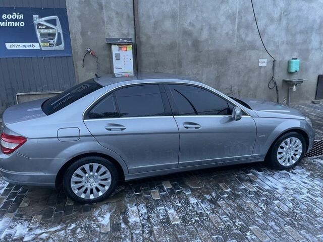 Серый Мерседес 200, объемом двигателя 2.1 л и пробегом 240 тыс. км за 9000 $, фото 3 на Automoto.ua