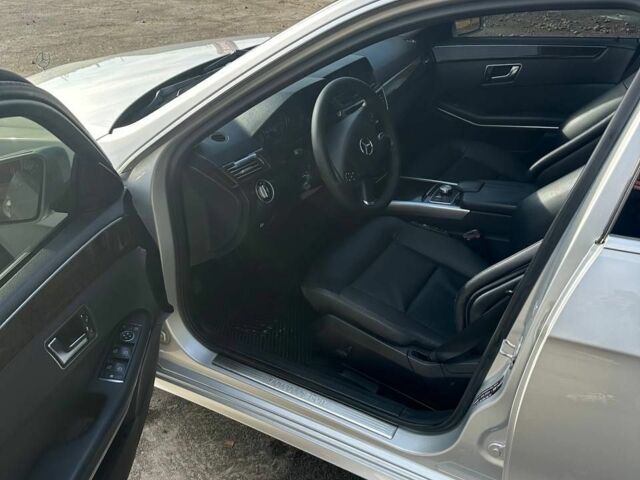 Сірий Мерседес 200, об'ємом двигуна 2.1 л та пробігом 320 тис. км за 12750 $, фото 2 на Automoto.ua