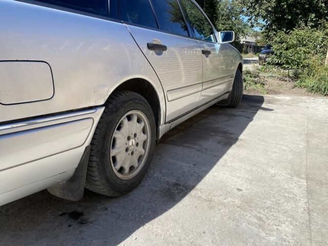 Сірий Мерседес 200, об'ємом двигуна 2 л та пробігом 270 тис. км за 2400 $, фото 6 на Automoto.ua