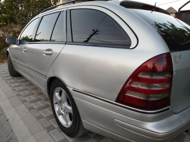 Серый Мерседес 200, объемом двигателя 2.2 л и пробегом 260 тыс. км за 2050 $, фото 4 на Automoto.ua