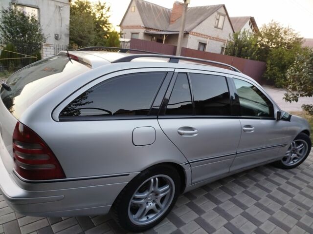 Серый Мерседес 200, объемом двигателя 2.2 л и пробегом 260 тыс. км за 2050 $, фото 3 на Automoto.ua