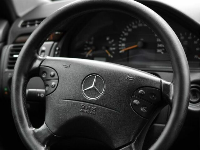 Серый Мерседес 200, объемом двигателя 2 л и пробегом 480 тыс. км за 4199 $, фото 6 на Automoto.ua