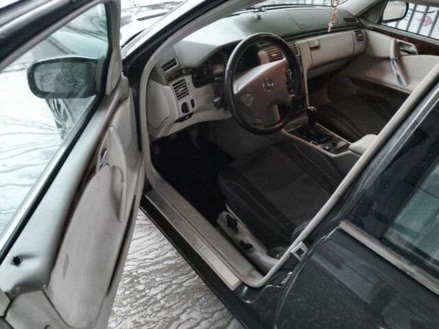 Серый Мерседес 200, объемом двигателя 2 л и пробегом 442 тыс. км за 3200 $, фото 3 на Automoto.ua