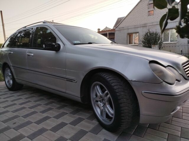 Серый Мерседес 200, объемом двигателя 2.2 л и пробегом 260 тыс. км за 2050 $, фото 1 на Automoto.ua