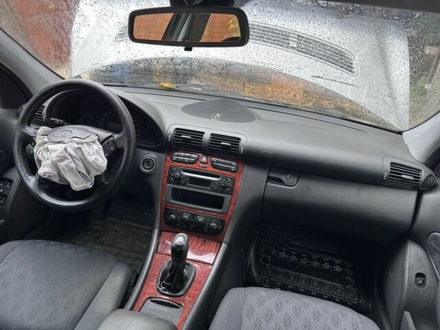 Серый Мерседес 200, объемом двигателя 1.8 л и пробегом 93 тыс. км за 2700 $, фото 2 на Automoto.ua