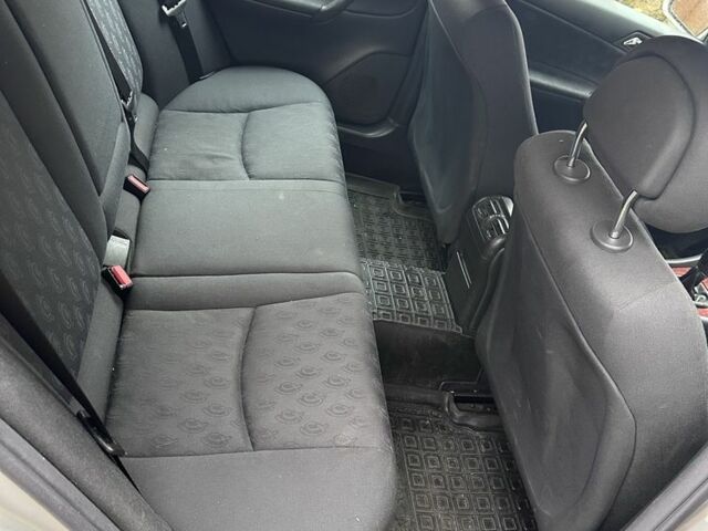 Серый Мерседес 200, объемом двигателя 1.8 л и пробегом 93 тыс. км за 2700 $, фото 3 на Automoto.ua