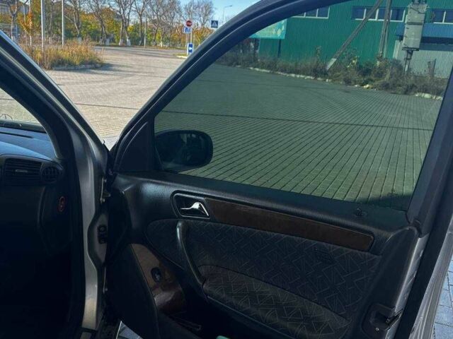 Серый Мерседес 200, объемом двигателя 2.1 л и пробегом 465 тыс. км за 5300 $, фото 22 на Automoto.ua